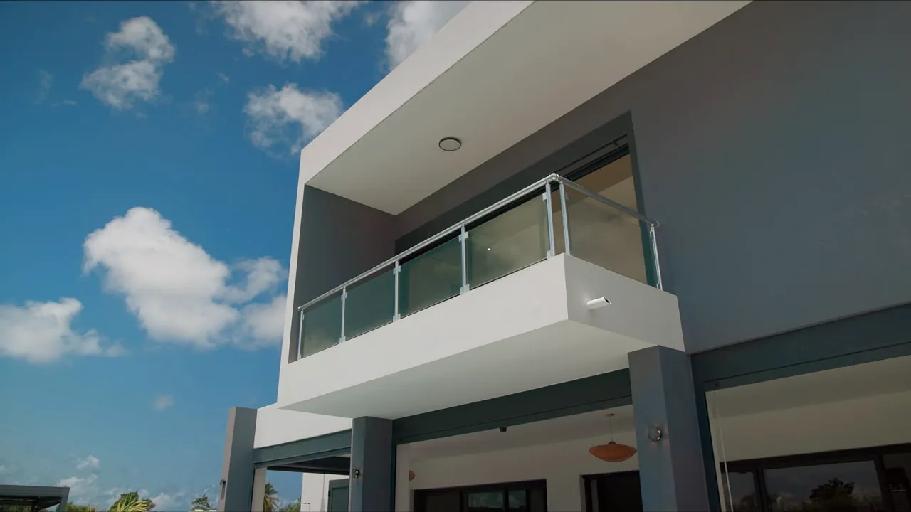 Balcon de l'étage de la Villa Rapha sur ciel bleu
