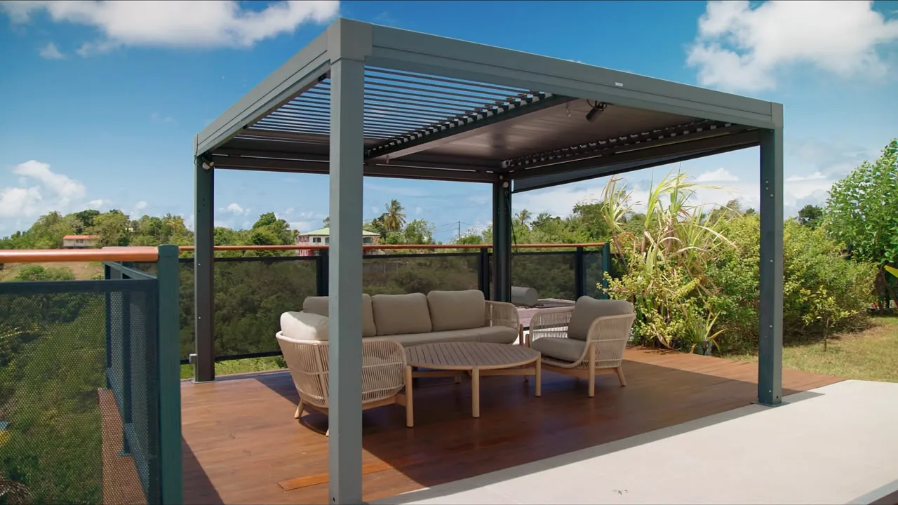 Pergola bioclimatique et son salon de jardin, ouverte sur la campagne du Gosier
