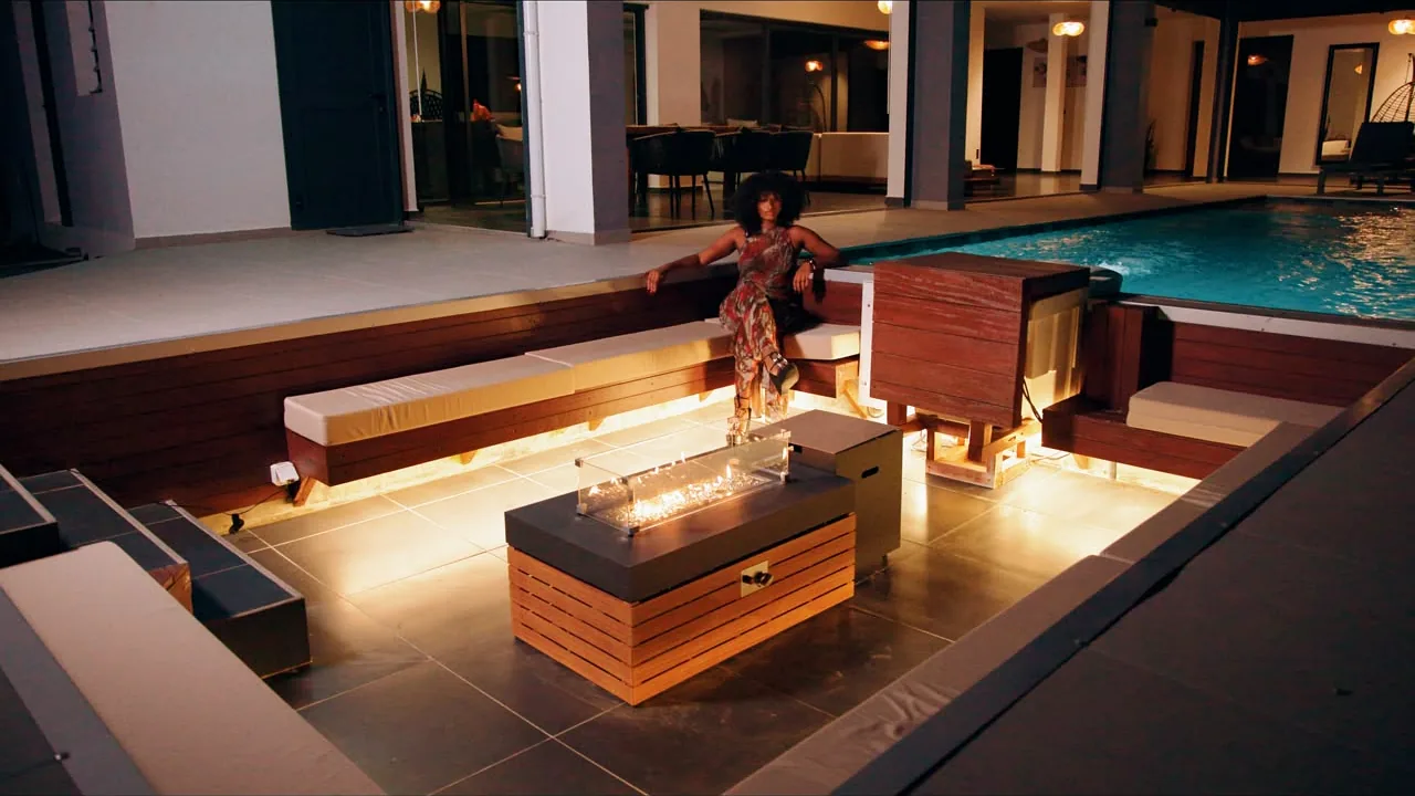 Salon marocain et brasero allumé au bord de la piscine, le soir