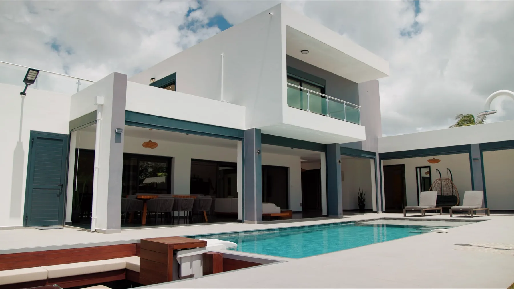 Façade de la Villa Rapha vue depuis la piscine, avec le salon marocain au premier plan