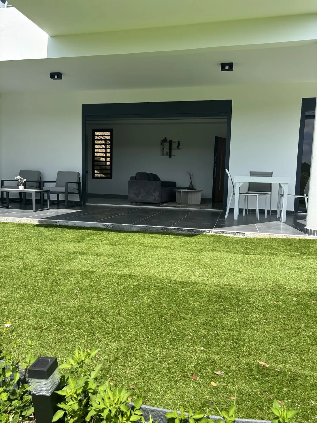 Jardin privatif et terrasse couverte de la Suite Corail