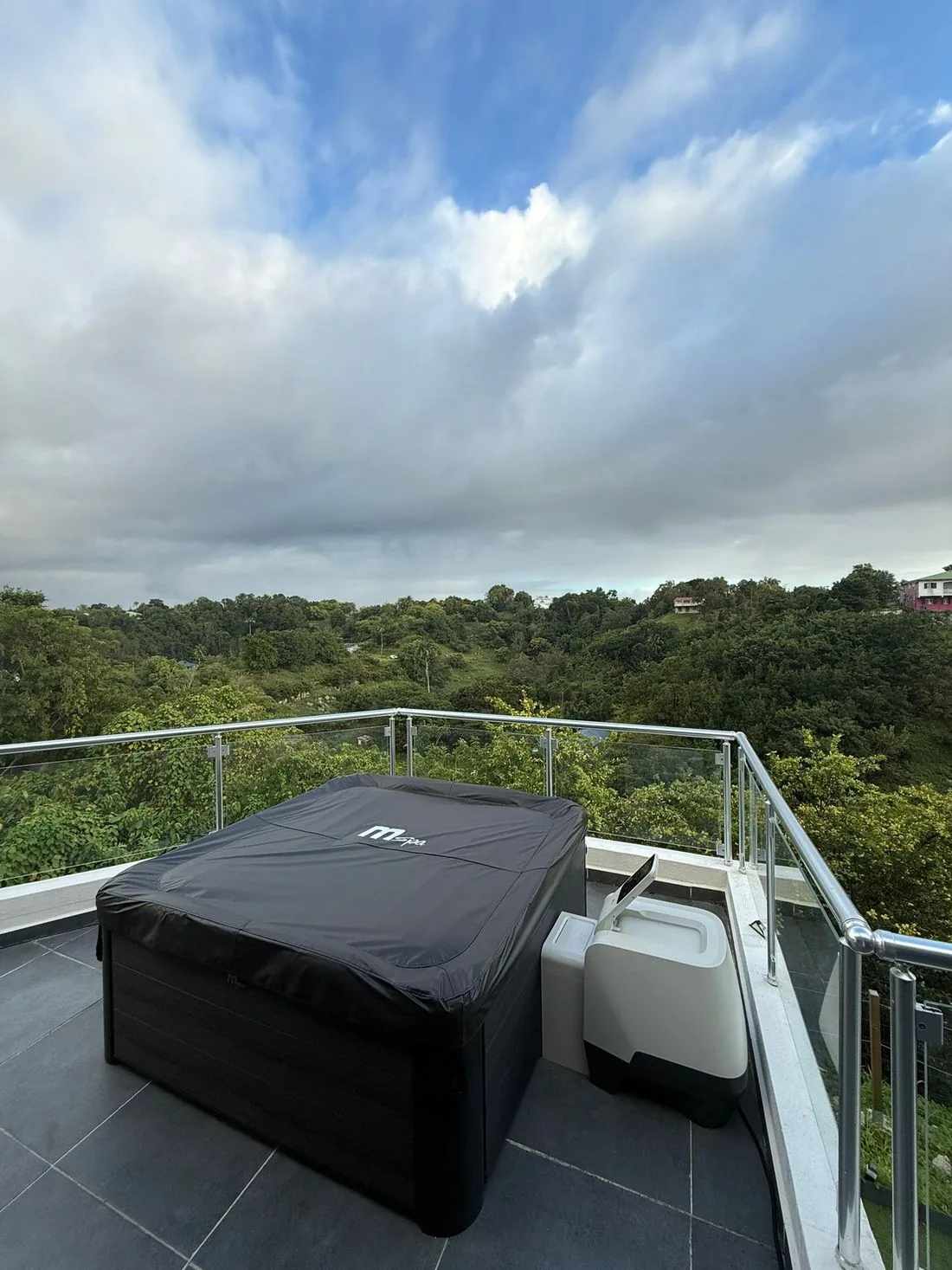 Jacuzzi privé de la Suite Lagon sur la terrasse panoramique