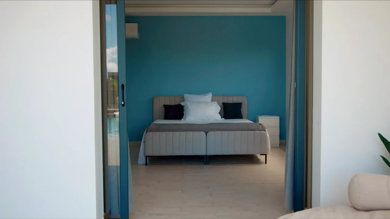 Chambre Alizé de la Villa Rapha, ouverte de plain-pied sur la piscine