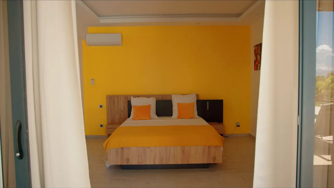 Chambre Safran de la Villa Rapha, mur safran et literie en lin