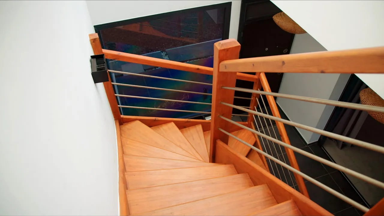 Escalier en bois massif desservant l'étage de la Villa Rapha