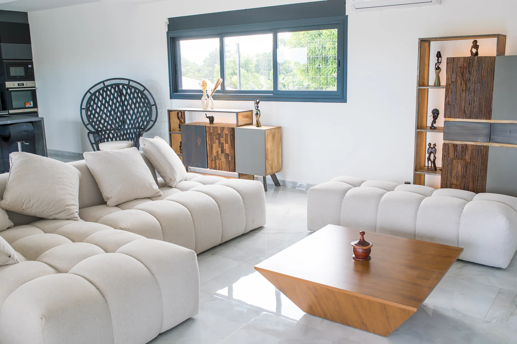 Séjour de la Villa Rapha, canapés modulables et mobilier en bois massif