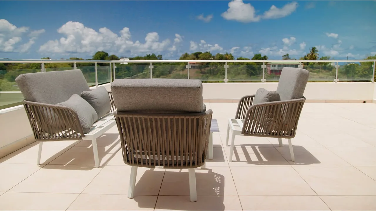 Salon de terrasse à l'étage de la Villa Rapha, vue dégagée sur la campagne du Gosier